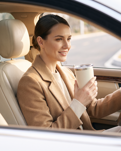 Woman with the WELLURIA travel cup on her morning drive